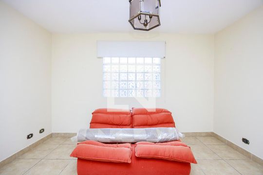 Casa com 4 quartos disponível para compra. Confira essa casa à venda para atender suas necessidades! — Living