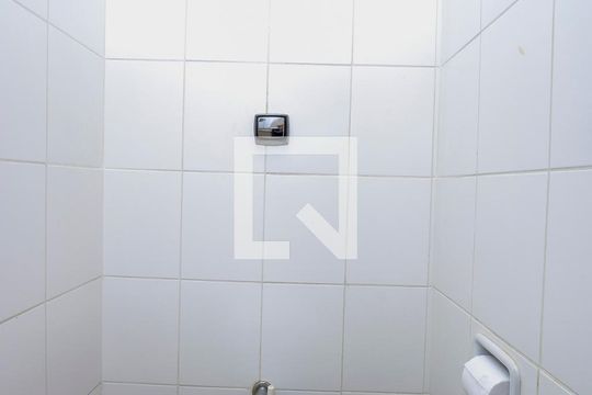 Casa com 4 quartos disponível para compra. Confira essa casa à venda para atender suas necessidades! — Lavabo