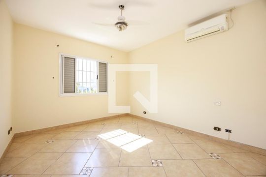 Casa com 4 quartos disponível para compra. Confira essa casa à venda para atender suas necessidades! — Quarto 1