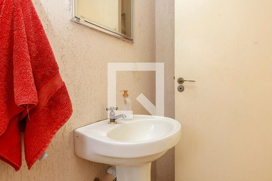 Casa com 4 quartos disponível para compra. Confira essa casa à venda para atender suas necessidades! — Edícula
