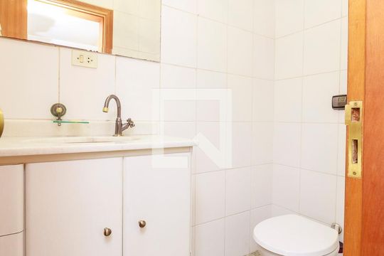 Casa com 4 quartos disponível para compra. Confira essa casa à venda para atender suas necessidades! — Lavabo