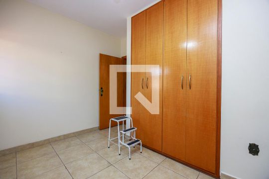 Casa com 4 quartos disponível para compra. Confira essa casa à venda para atender suas necessidades! — Quarto 3