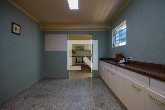Casa com 4 quartos disponível para compra. Confira essa casa à venda para atender suas necessidades! — Copa