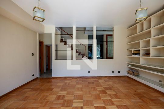 Casa com 4 quartos disponível para compra. Confira essa casa à venda para atender suas necessidades! — Sala