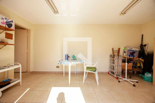Casa com 4 quartos disponível para compra. Confira essa casa à venda para atender suas necessidades! — Edícula