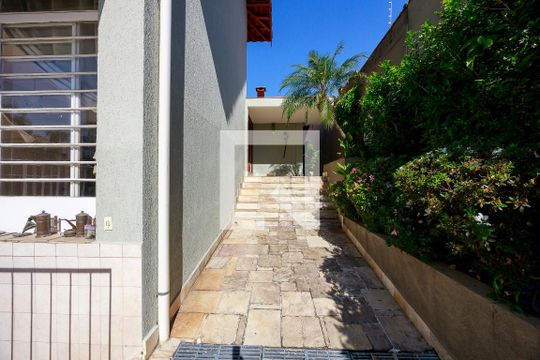 Casa com 4 quartos disponível para compra. Confira essa casa à venda para atender suas necessidades! — Área Externa