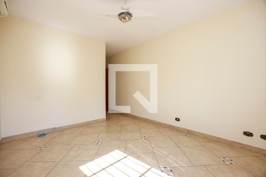 Casa com 4 quartos disponível para compra. Confira essa casa à venda para atender suas necessidades! — Quarto 1