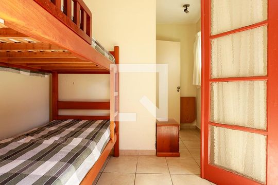 Casa com 4 quartos disponível para compra. Confira essa casa à venda para atender suas necessidades! — Edícula