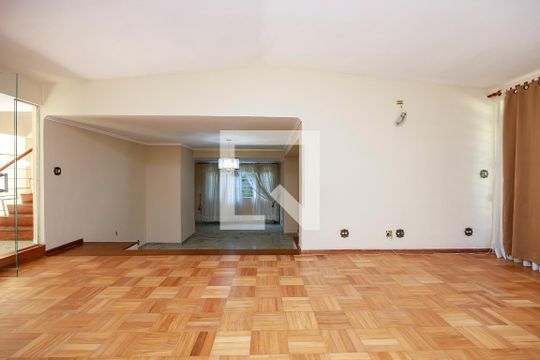 Casa com 4 quartos disponível para compra. Confira essa casa à venda para atender suas necessidades! — Sala