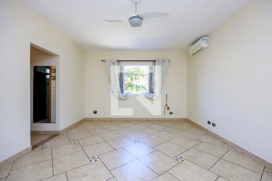 Casa com 4 quartos disponível para compra. Confira essa casa à venda para atender suas necessidades! — Suíte 4