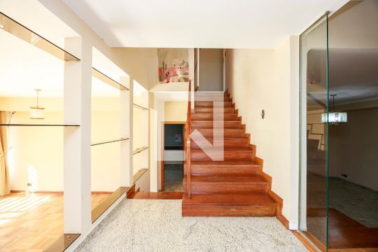 Casa com 4 quartos disponível para compra. Confira essa casa à venda para atender suas necessidades! — Sala
