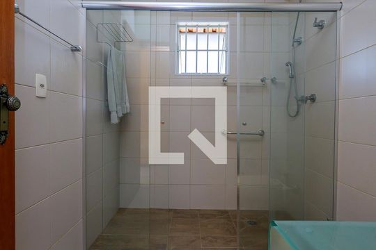 Casa com 4 quartos disponível para compra. Confira essa casa à venda para atender suas necessidades! — Suíte 2 - Banheiro