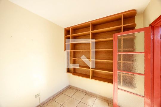 Casa com 4 quartos disponível para compra. Confira essa casa à venda para atender suas necessidades! — Edícula
