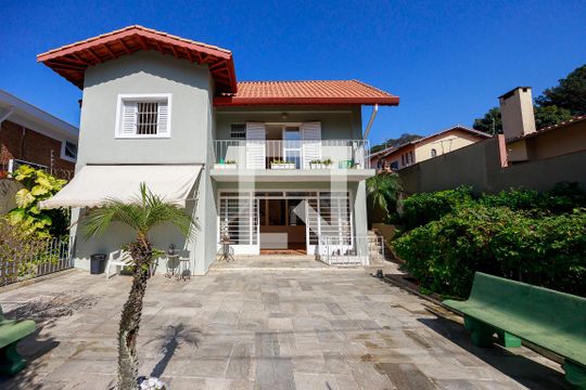 Casa com 4 quartos disponível para compra. Confira essa casa à venda para atender suas necessidades! — Área Externa