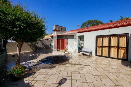 Casa com 4 quartos disponível para compra. Confira essa casa à venda para atender suas necessidades! — Área Externa