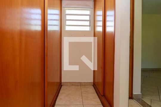 Casa com 4 quartos disponível para compra. Confira essa casa à venda para atender suas necessidades! — Suíte 4 - Closet