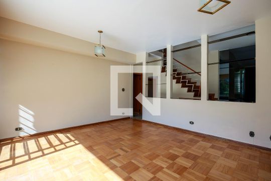 Casa com 4 quartos disponível para compra. Confira essa casa à venda para atender suas necessidades! — Sala