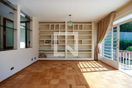 Casa com 4 quartos disponível para compra. Confira essa casa à venda para atender suas necessidades! — Sala