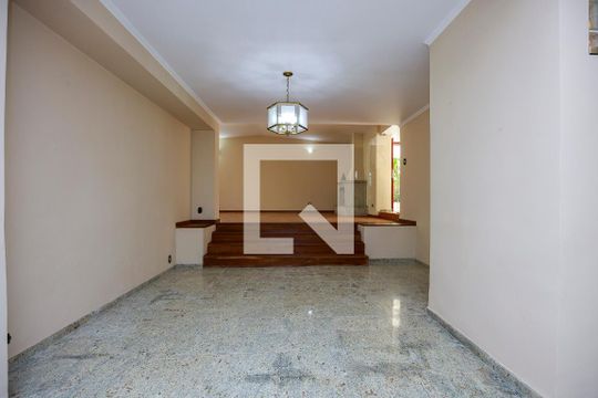 Casa com 4 quartos disponível para compra. Confira essa casa à venda para atender suas necessidades! — Sala