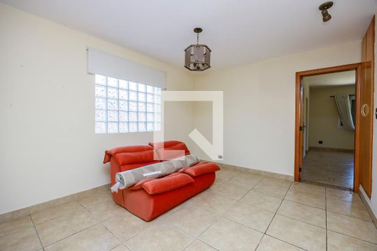 Casa com 4 quartos disponível para compra. Confira essa casa à venda para atender suas necessidades! — Living