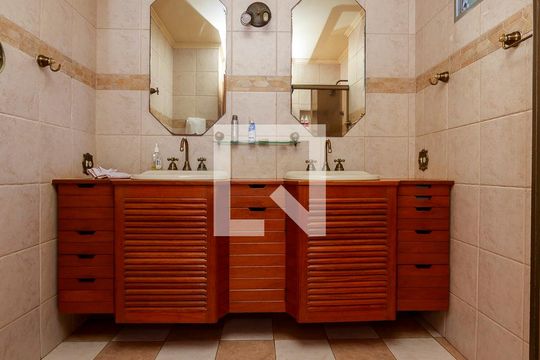 Casa com 4 quartos disponível para compra. Confira essa casa à venda para atender suas necessidades! — Suíte 4 - Banheiro