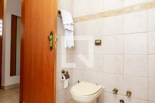 Casa com 4 quartos disponível para compra. Confira essa casa à venda para atender suas necessidades! — Suíte 4 - Banheiro