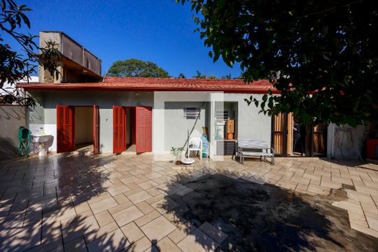 Casa com 4 quartos disponível para compra. Confira essa casa à venda para atender suas necessidades! — Área Externa