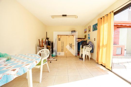 Casa com 4 quartos disponível para compra. Confira essa casa à venda para atender suas necessidades! — Edícula