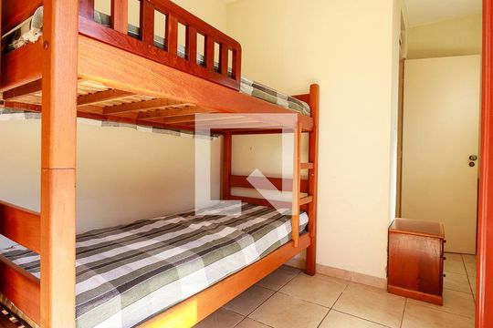 Casa com 4 quartos disponível para compra. Confira essa casa à venda para atender suas necessidades! — Edícula