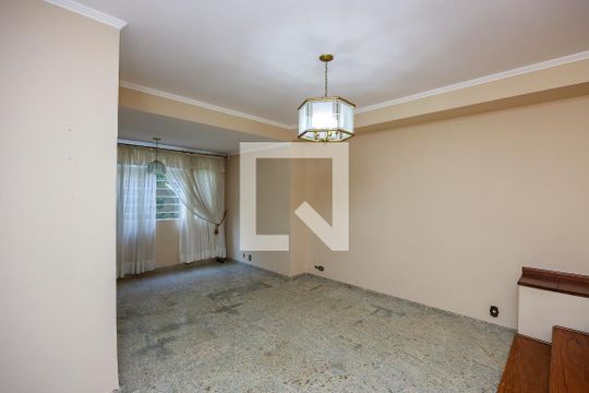 Casa com 4 quartos disponível para compra. Confira essa casa à venda para atender suas necessidades! — Sala