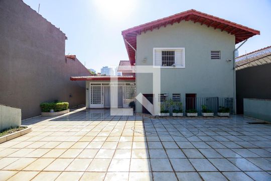 Casa com 4 quartos disponível para compra. Confira essa casa à venda para atender suas necessidades! — Área Externa