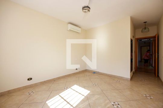 Casa com 4 quartos disponível para compra. Confira essa casa à venda para atender suas necessidades! — Quarto 1