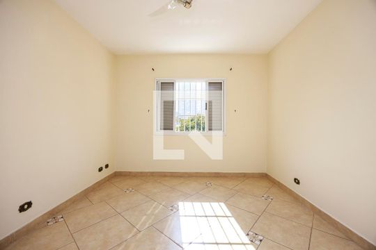 Casa com 4 quartos disponível para compra. Confira essa casa à venda para atender suas necessidades! — Quarto 1