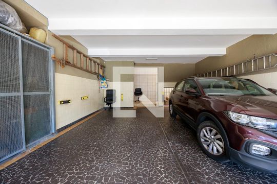 Casa com 4 quartos disponível para compra. Confira essa casa à venda para atender suas necessidades! — Garagem