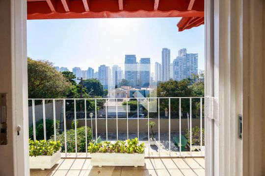 Casa com 4 quartos disponível para compra. Confira essa casa à venda para atender suas necessidades! — Suíte 2