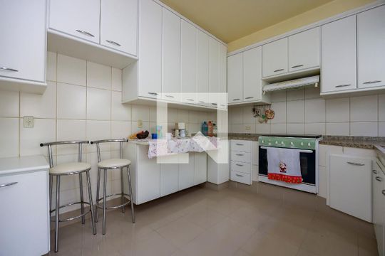 Casa com 4 quartos disponível para compra. Confira essa casa à venda para atender suas necessidades! — Cozinha