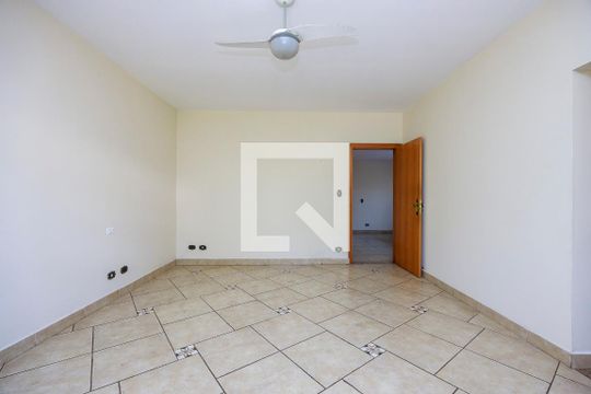 Casa com 4 quartos disponível para compra. Confira essa casa à venda para atender suas necessidades! — Suíte 4
