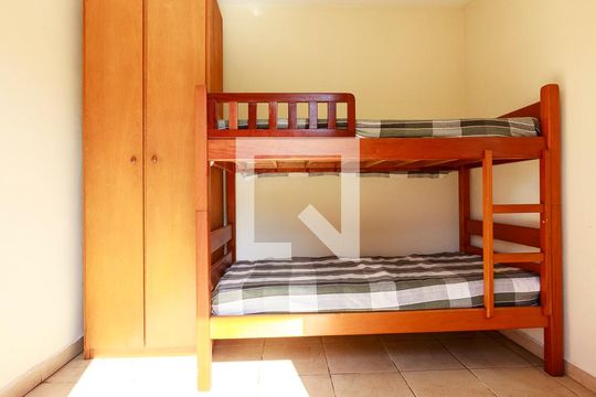 Casa com 4 quartos disponível para compra. Confira essa casa à venda para atender suas necessidades! — Edícula