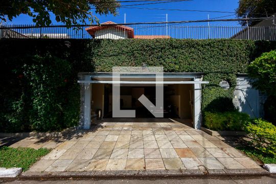 Casa com 4 quartos disponível para compra. Confira essa casa à venda para atender suas necessidades! — Fachada