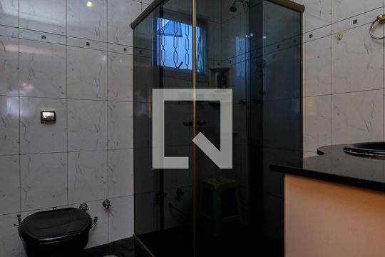 Casa com 4 quartos disponível para compra. Confira essa casa à venda para atender suas necessidades! — Banheiro 3