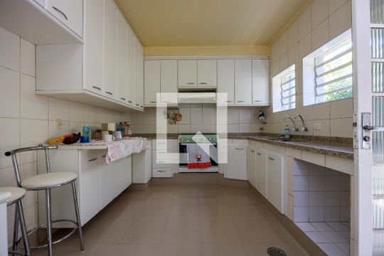 Casa com 4 quartos disponível para compra. Confira essa casa à venda para atender suas necessidades! — Cozinha