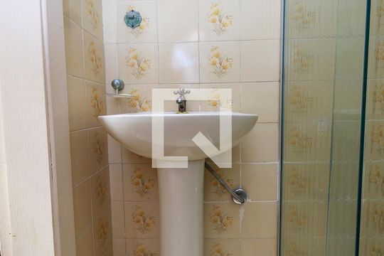 Casa com 4 quartos disponível para compra. Confira essa casa à venda para atender suas necessidades! — Edícula