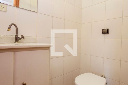 Casa com 4 quartos disponível para compra. Confira essa casa à venda para atender suas necessidades! — Lavabo