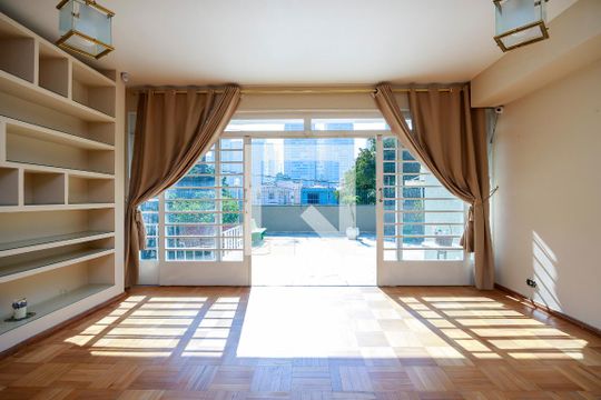 Casa com 4 quartos disponível para compra. Confira essa casa à venda para atender suas necessidades! — Sala