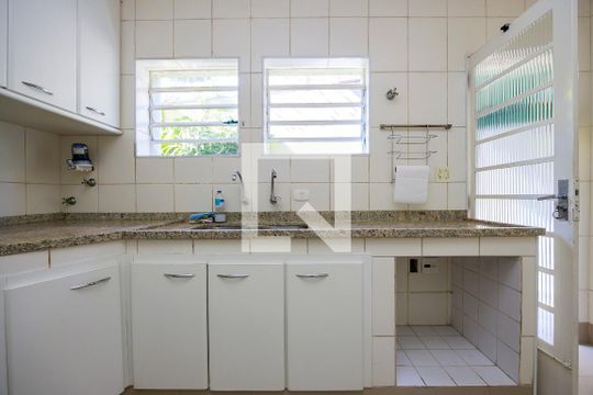 Casa com 4 quartos disponível para compra. Confira essa casa à venda para atender suas necessidades! — Cozinha