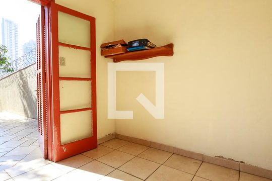 Casa com 4 quartos disponível para compra. Confira essa casa à venda para atender suas necessidades! — Edícula