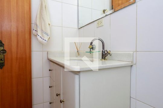 Casa com 4 quartos disponível para compra. Confira essa casa à venda para atender suas necessidades! — Lavabo