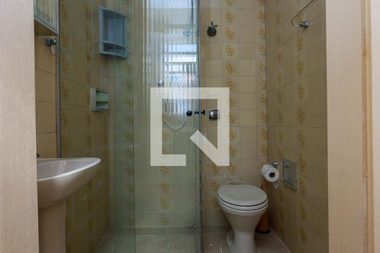 Casa com 4 quartos disponível para compra. Confira essa casa à venda para atender suas necessidades! — Edícula
