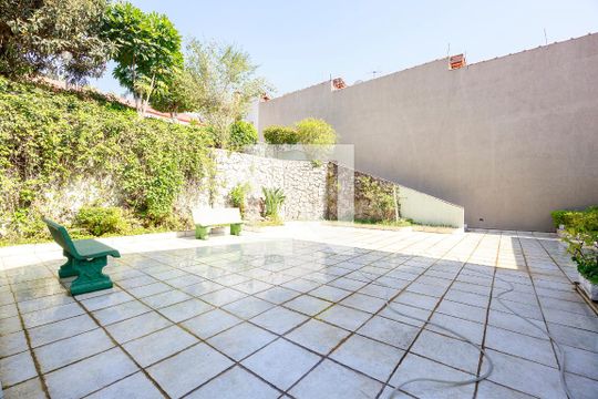 Casa com 4 quartos disponível para compra. Confira essa casa à venda para atender suas necessidades! — Área Externa