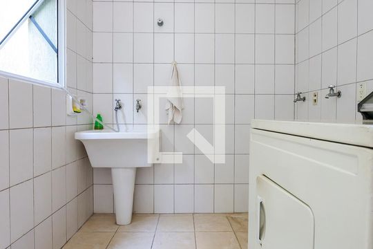 Casa com 4 quartos disponível para compra. Confira essa casa à venda para atender suas necessidades! — Área de Serviço